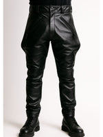 Lade das Bild in den Galerie-Viewer, Front view of leatherman wearing Leather Ranger Pants – showing tight fit, low waist, and fetish styling.
