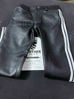 Lade das Bild in den Galerie-Viewer, mens leather jeans with white stripes. fetish pants for gay leather gear looks.
