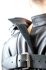 Lade das Bild in den Galerie-Viewer, Close-up of back collar showing Velcro fastening on black leather bondage straitjacket
